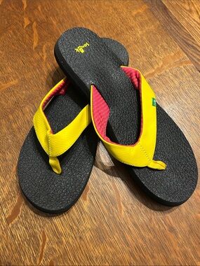 Sanuk Flip Flops Women’s Size 11 Yellow and Pink